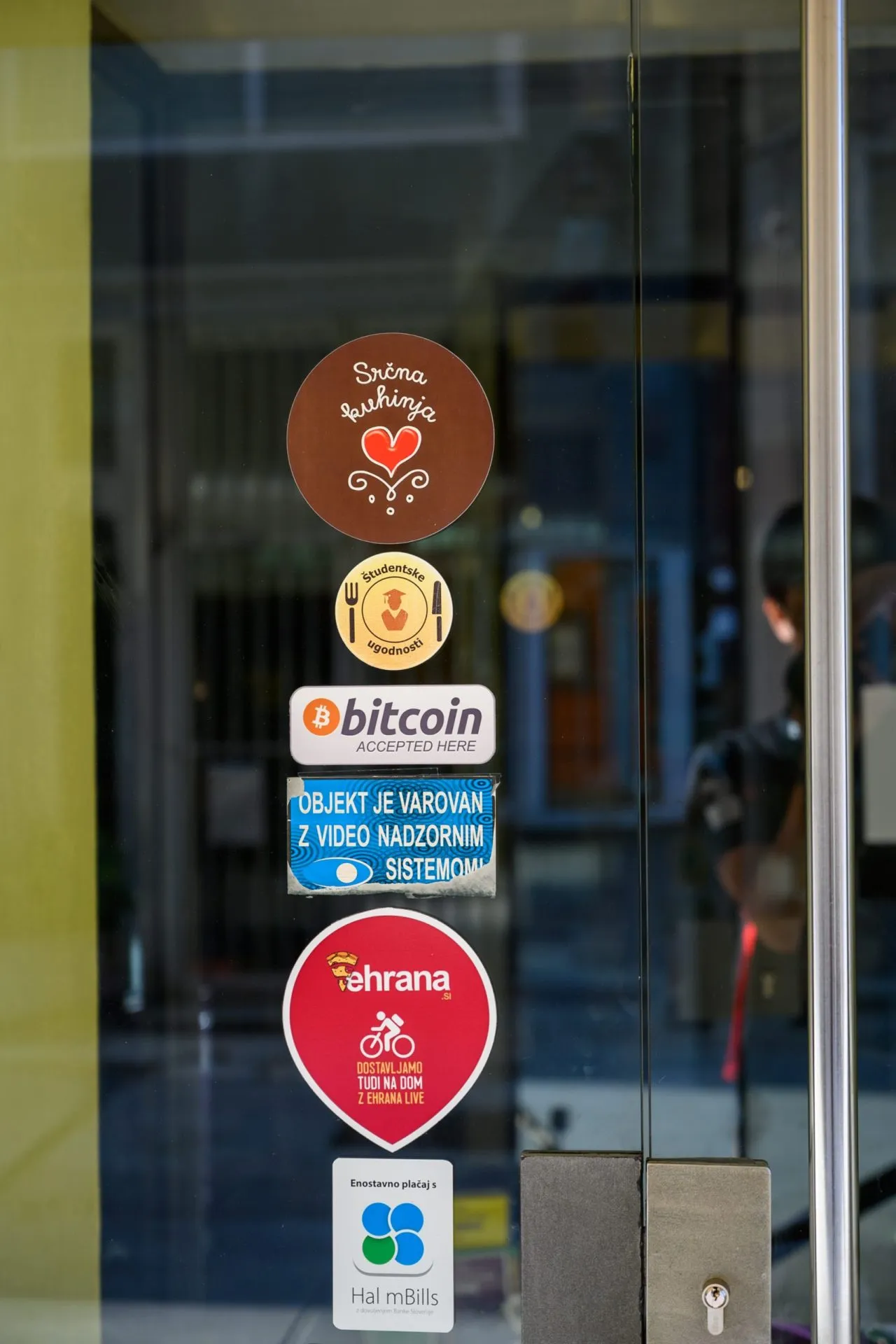 Bitcoin決済対応のレストラン入口