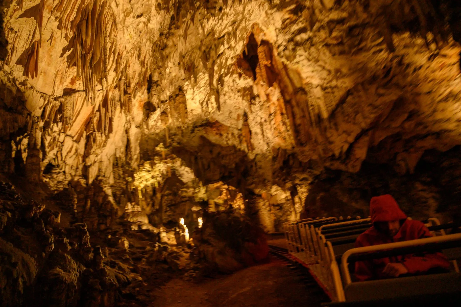 鍾乳洞内のトロッコ