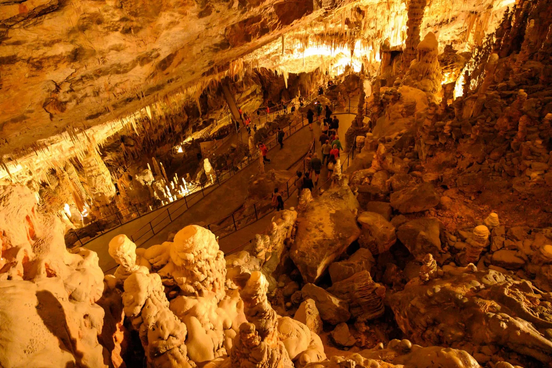巨大な鍾乳洞のスケール