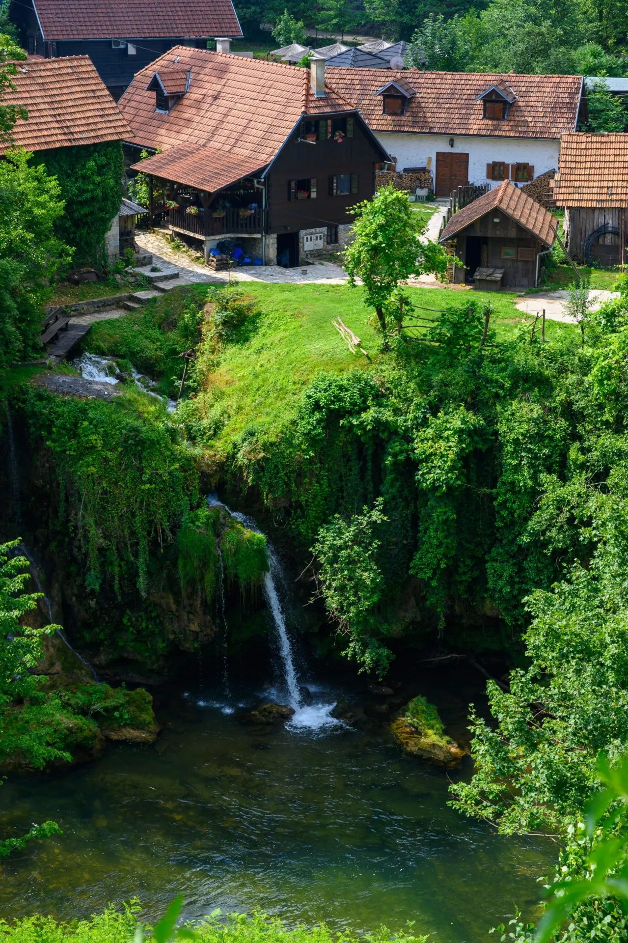 ラストケ村の滝と建物