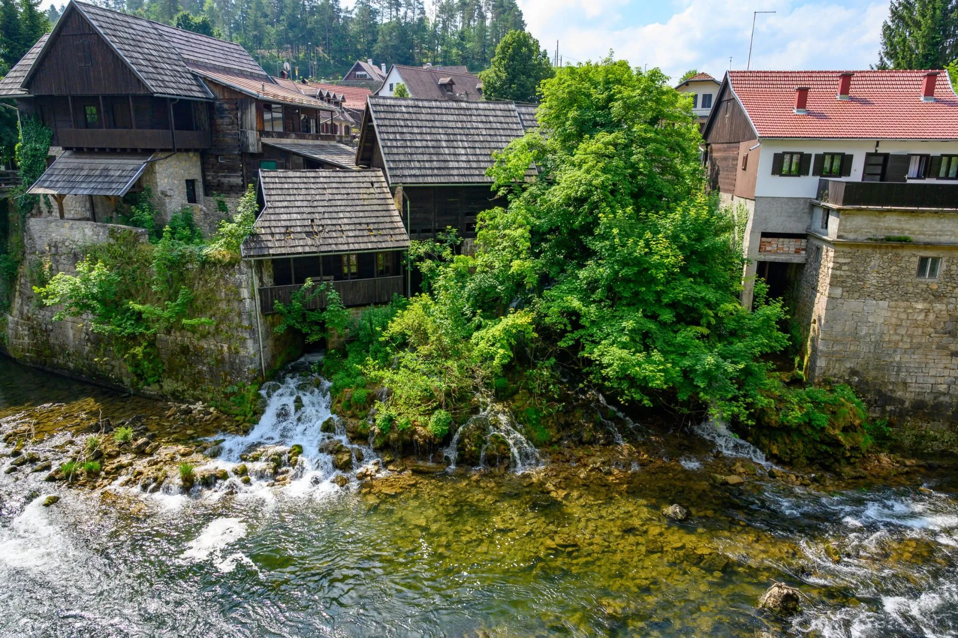 滝の上に建つ家