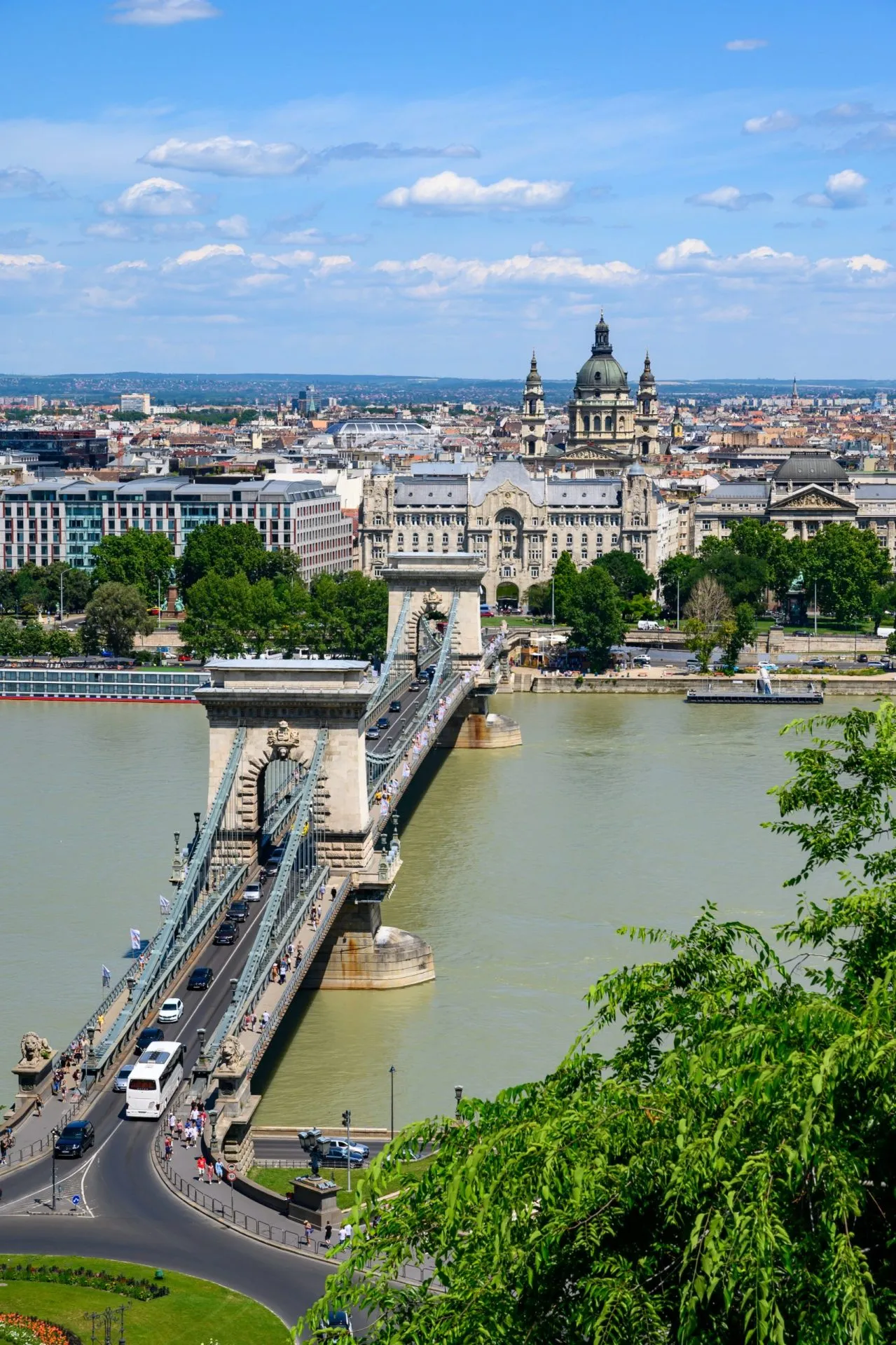 ケーブルカーから見た鎖橋と大聖堂