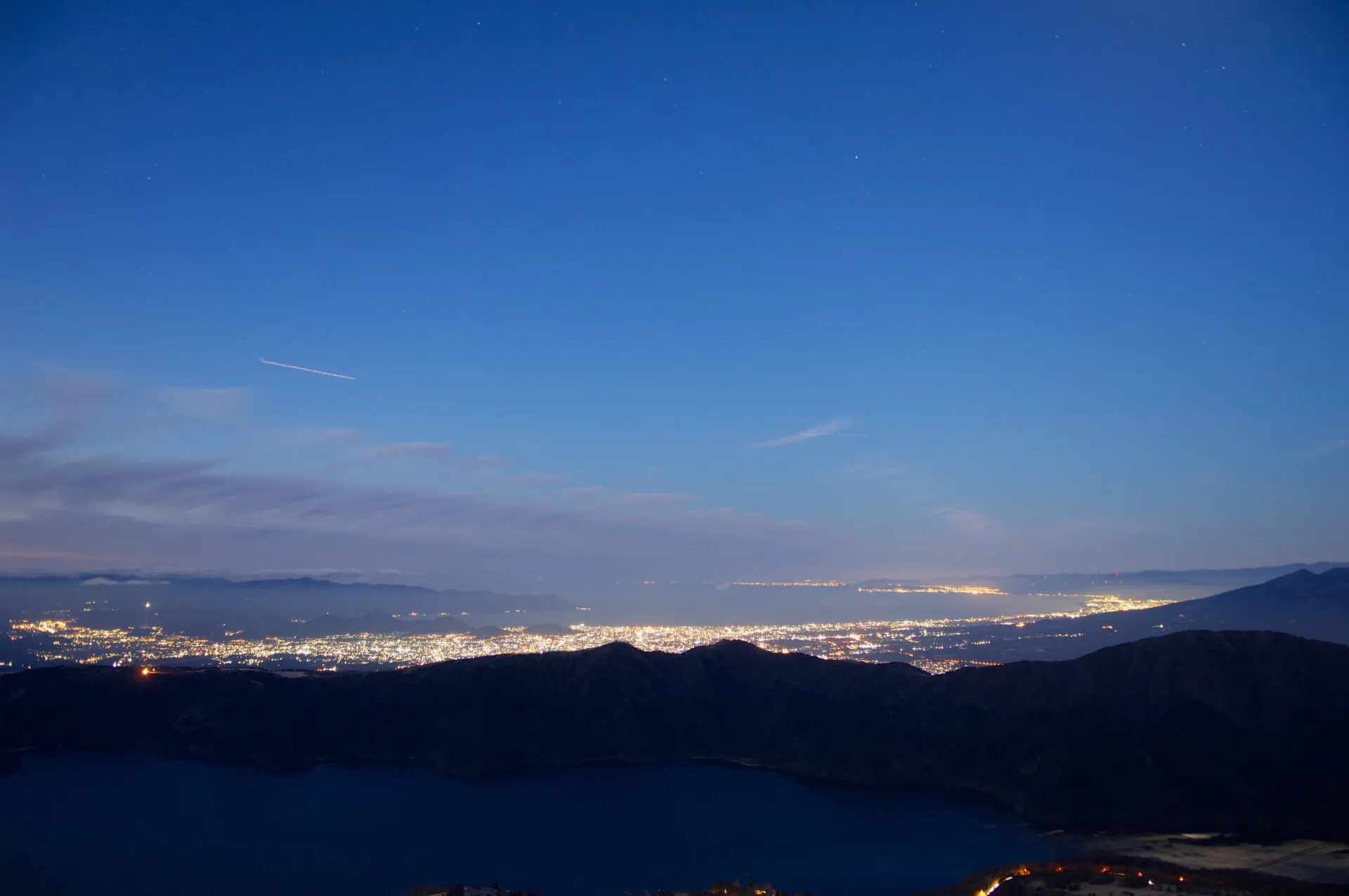 夜明け前の山頂の様子