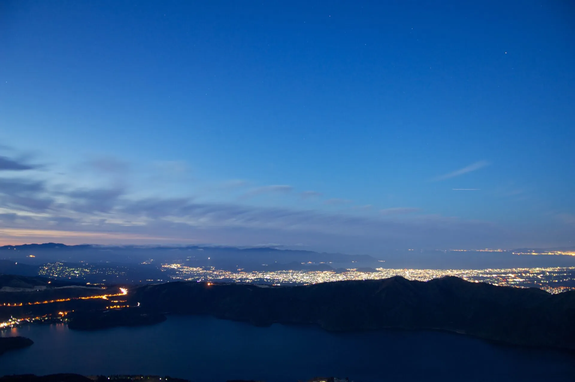 山頂で日の出を待つ人々
