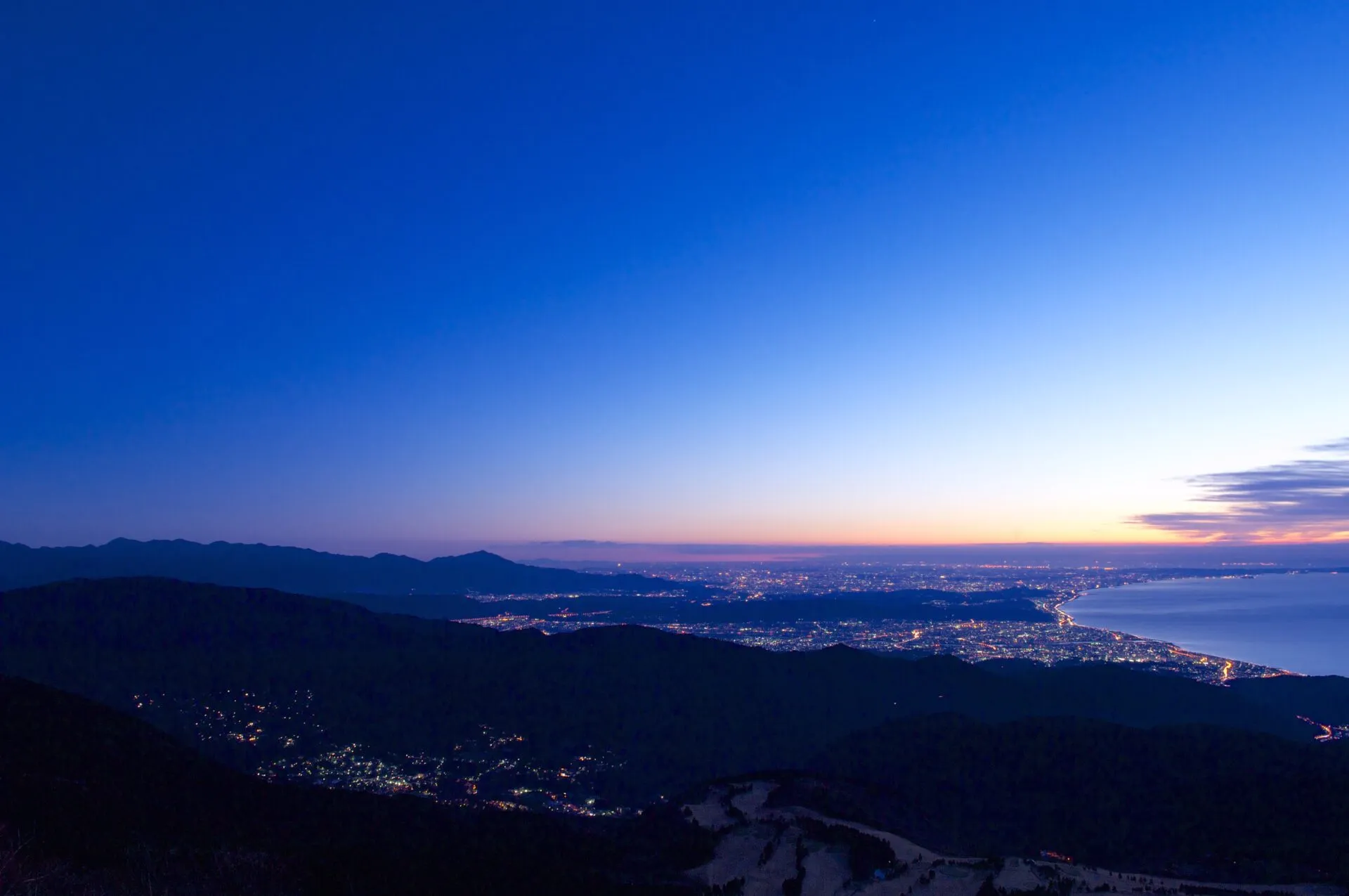 空がうっすら明るくなる瞬間