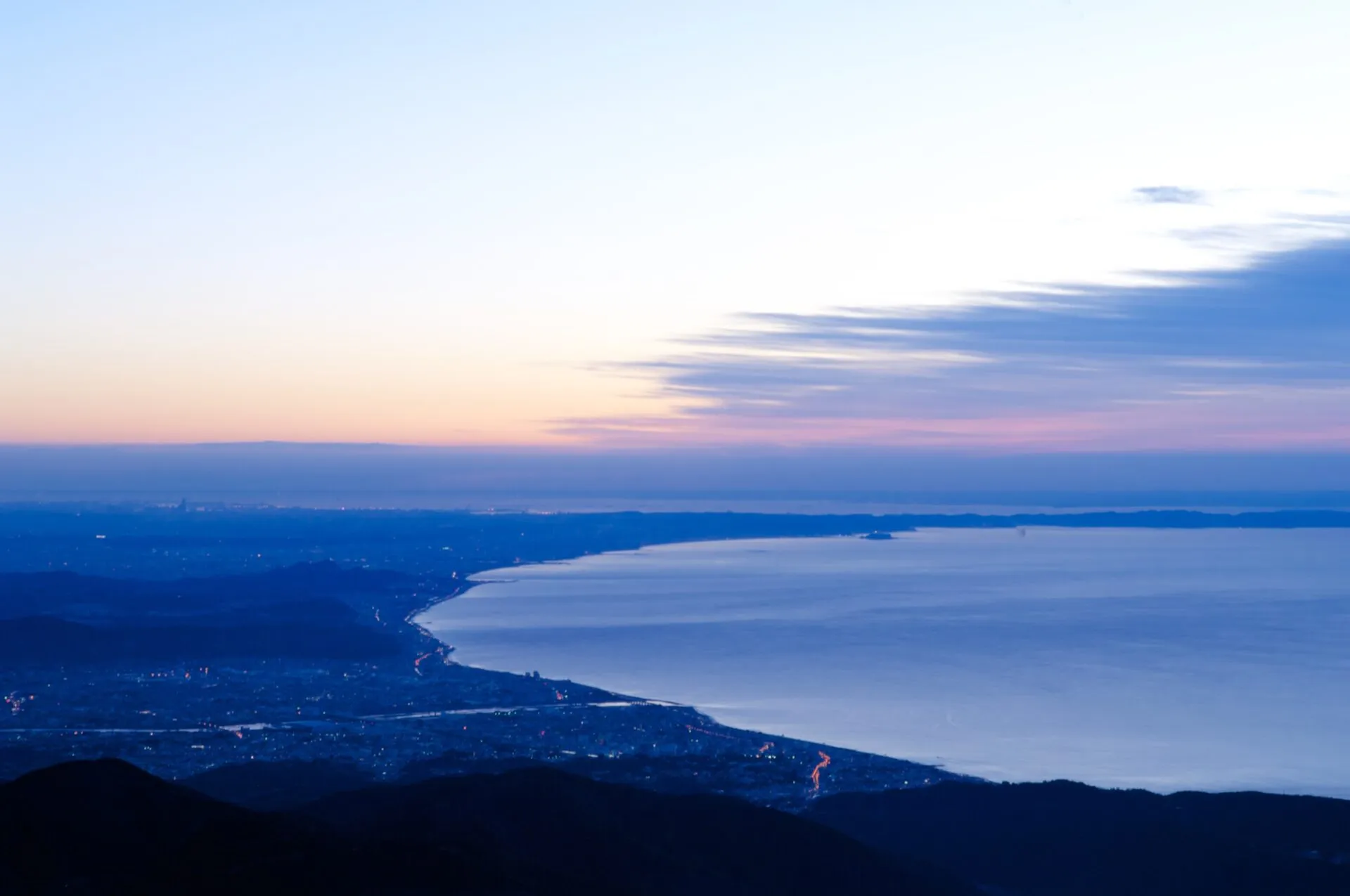 日の出前の静かな山頂