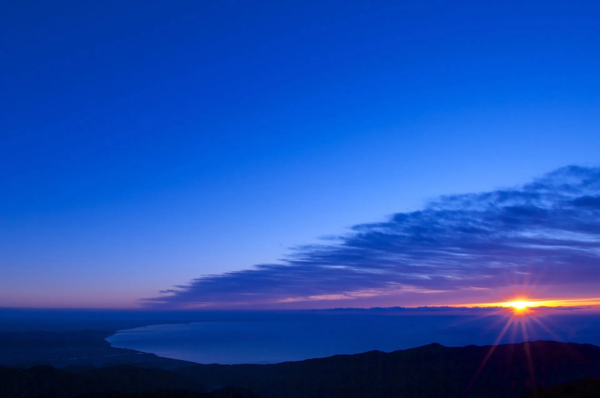 初日の出の光が差し込む