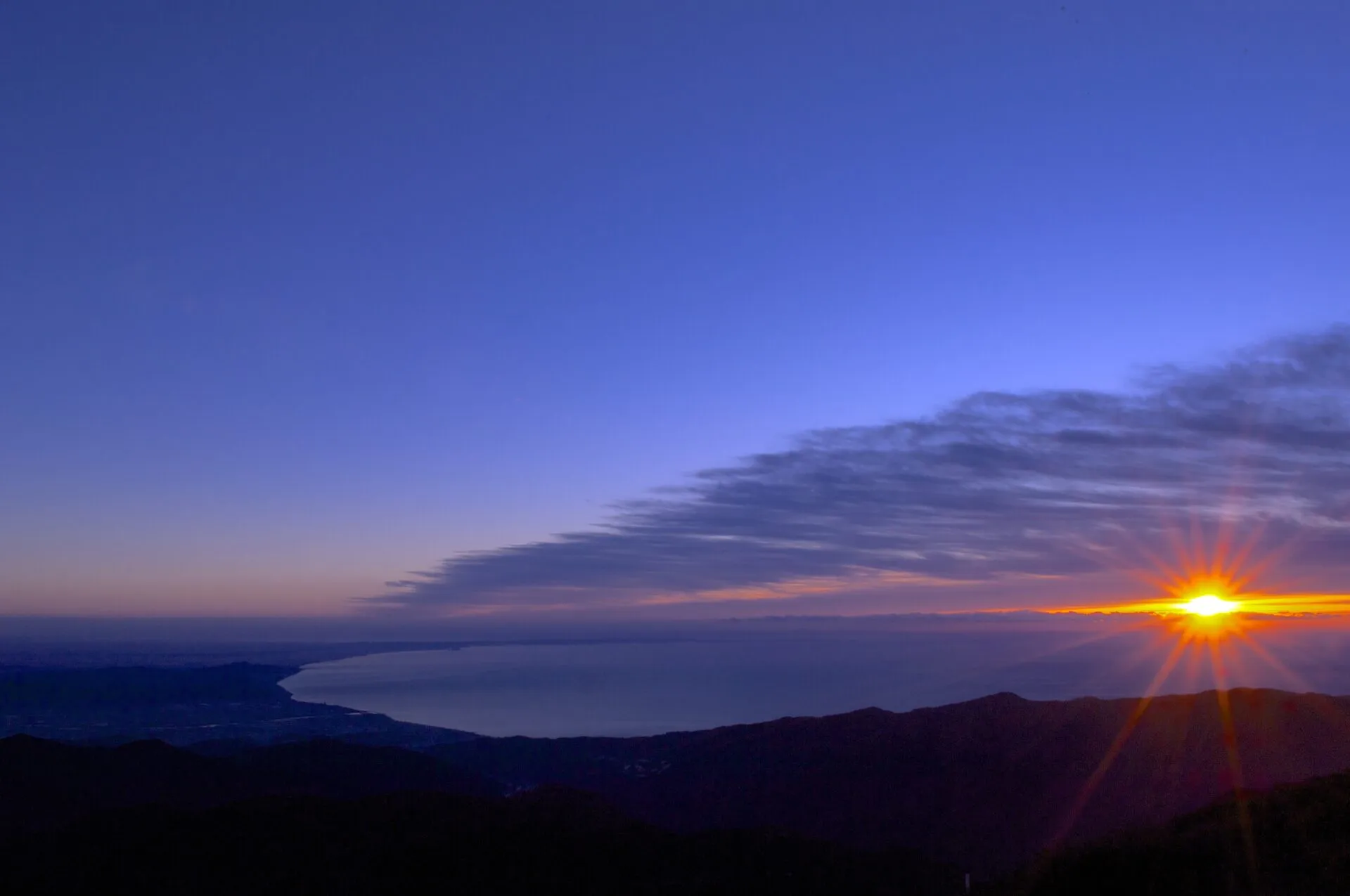 朝日と雲の風景