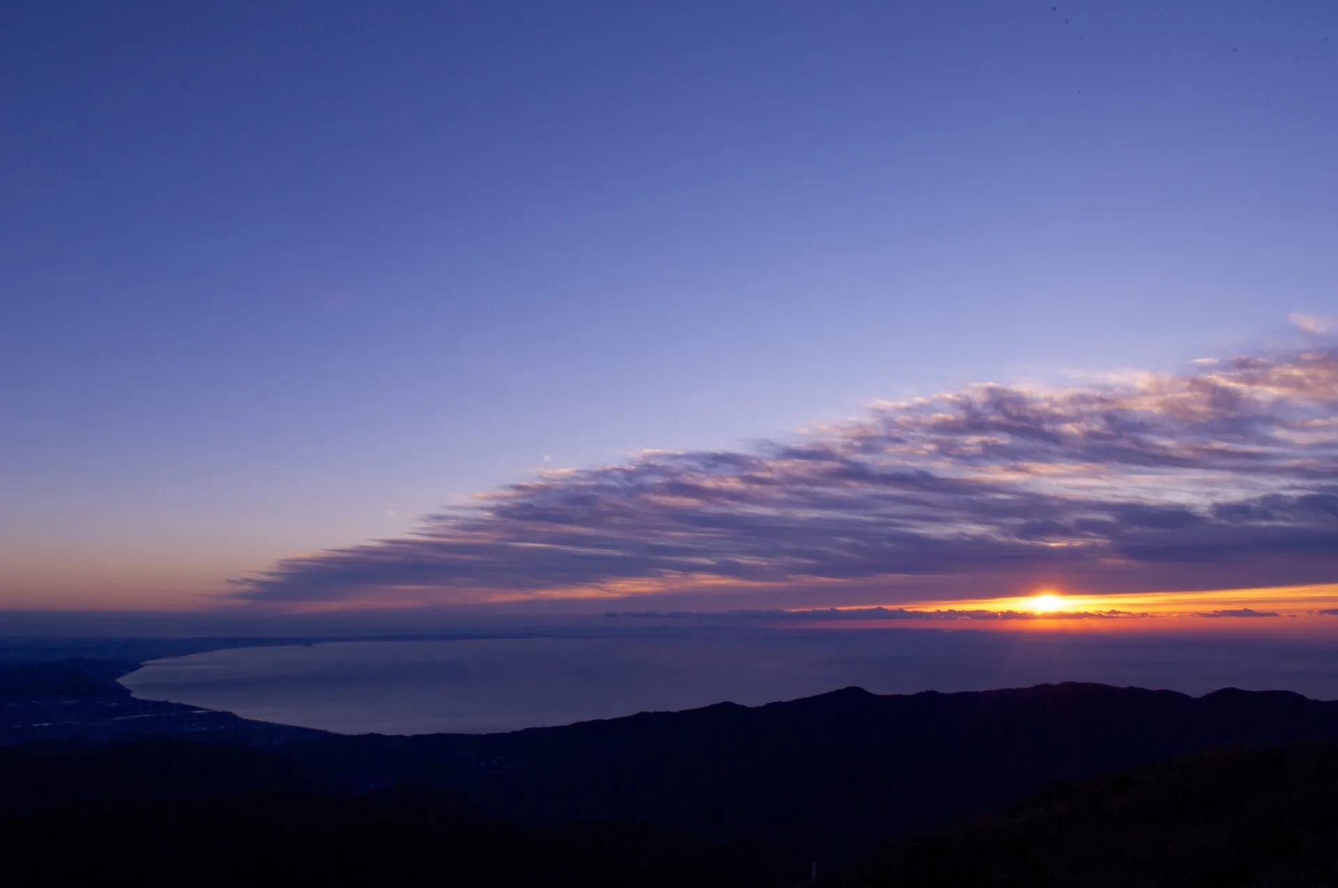 山頂からの朝の景色