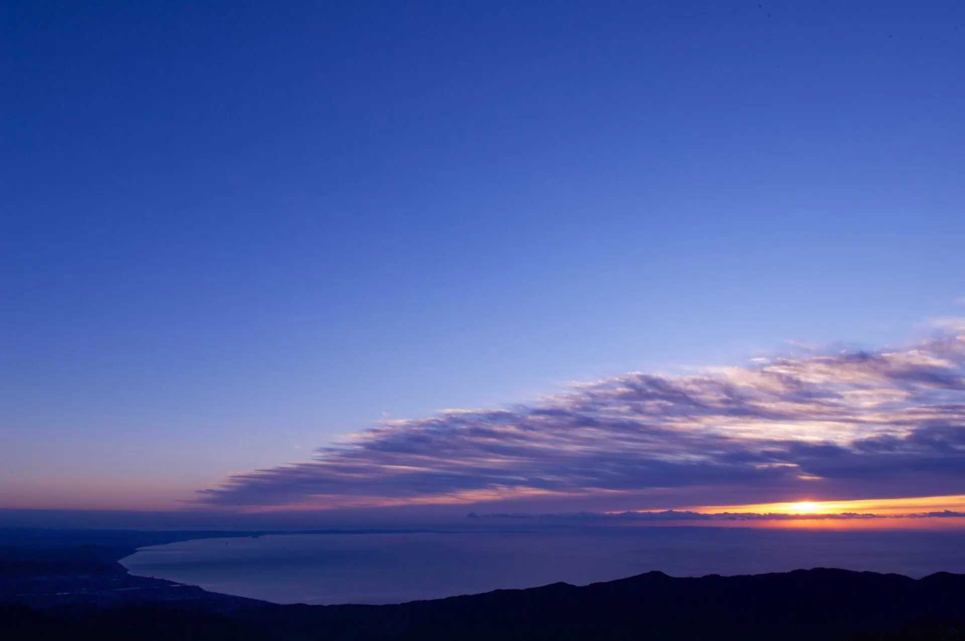 朝の光に包まれた風景