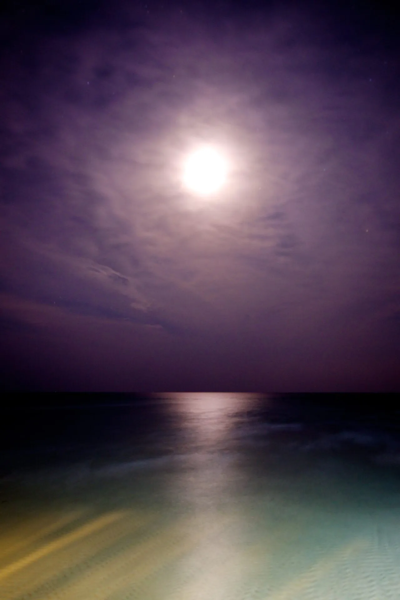 うっすら曇った夜空の月