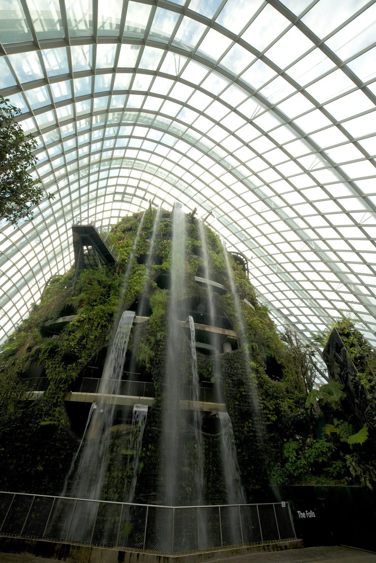 屋内の巨大な滝