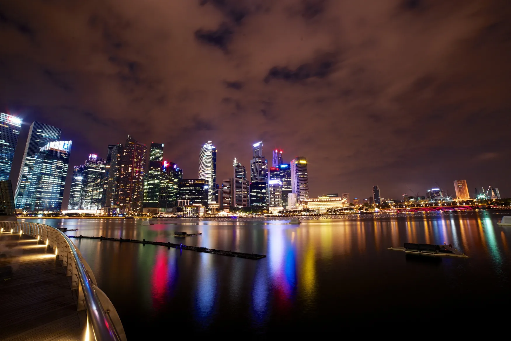 夜の噴水ショー前の風景