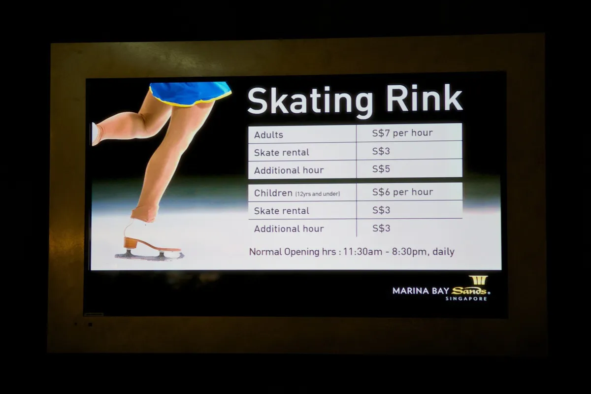 モール内のスケートリンク