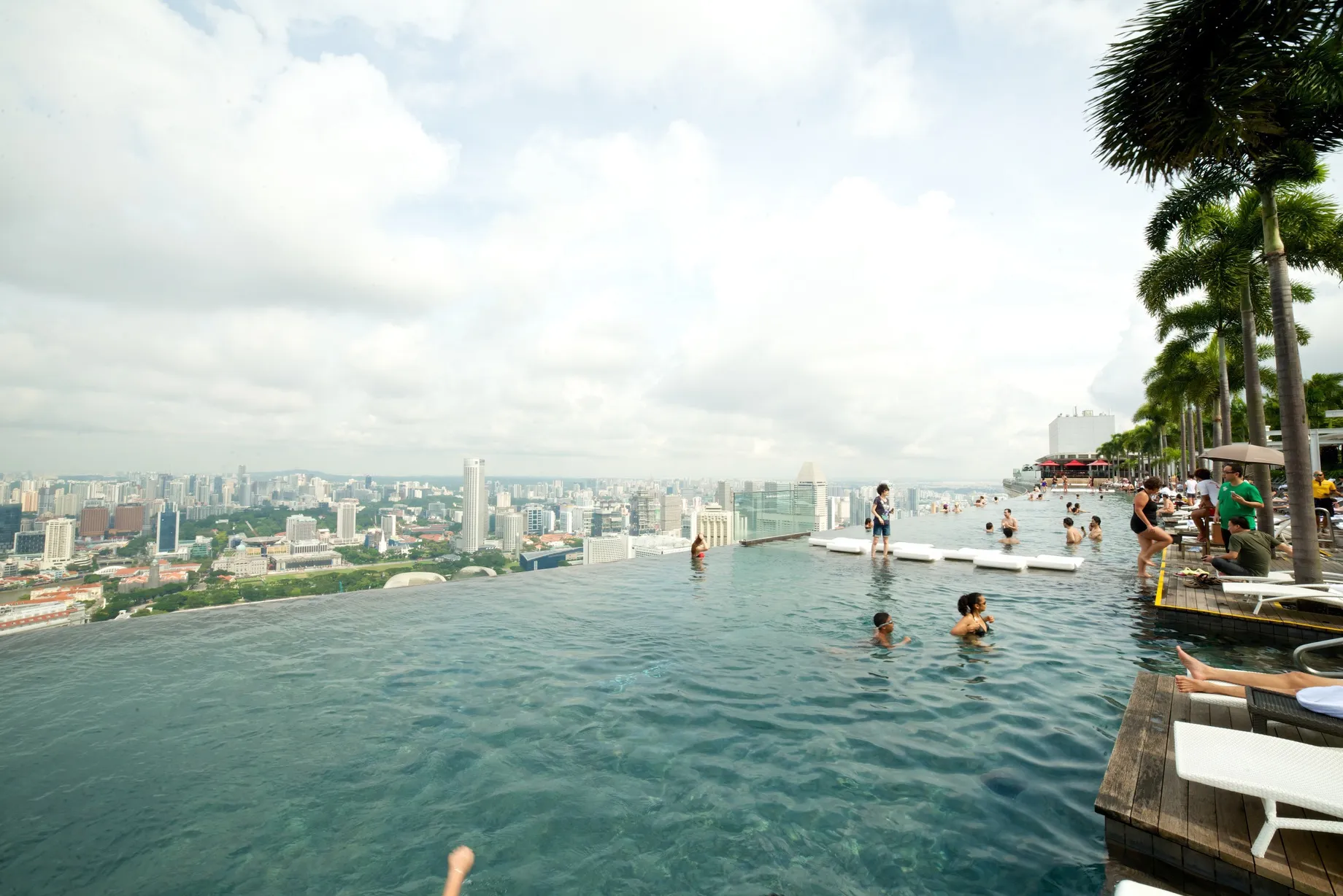 屋上のインフィニティプール