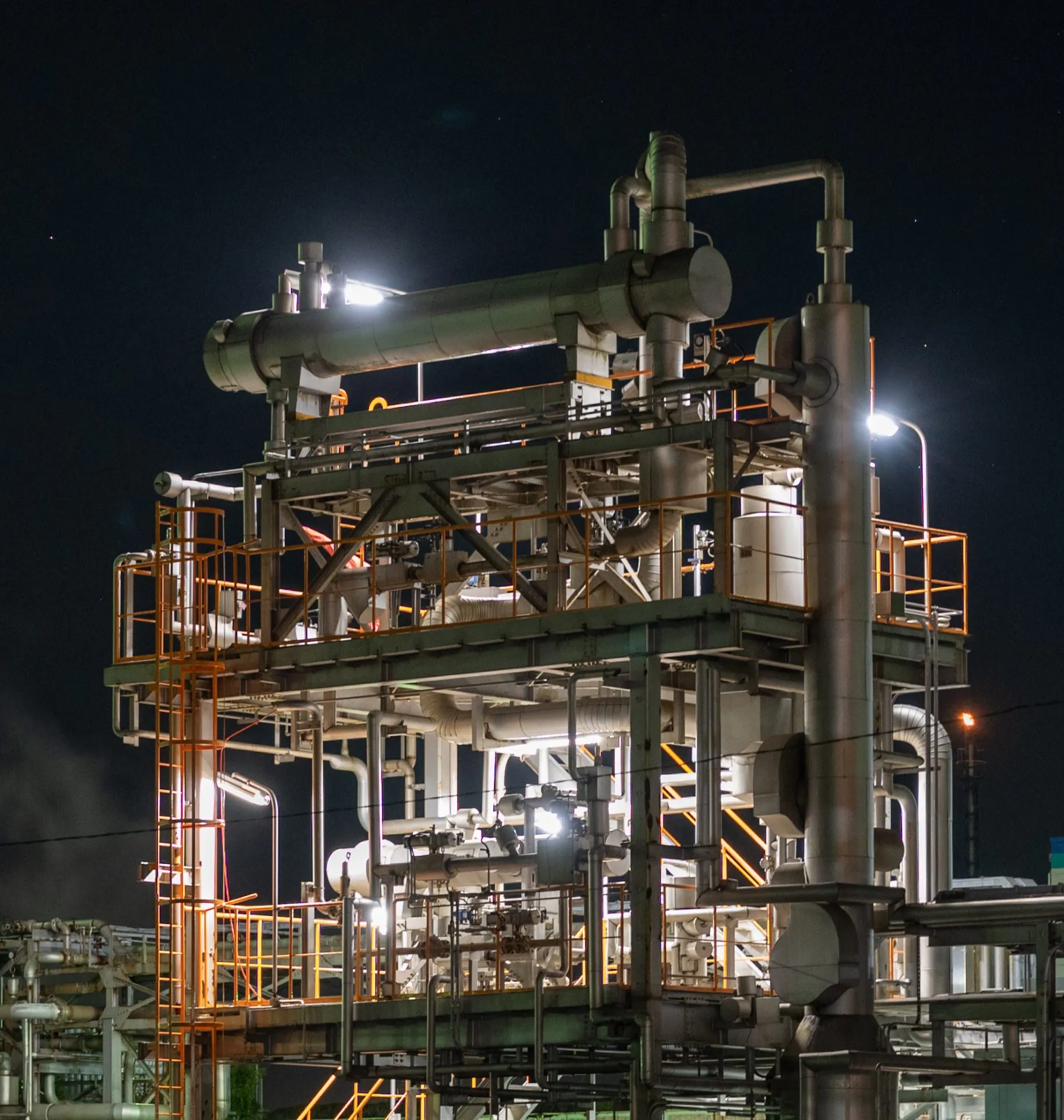 配管が交差する工場