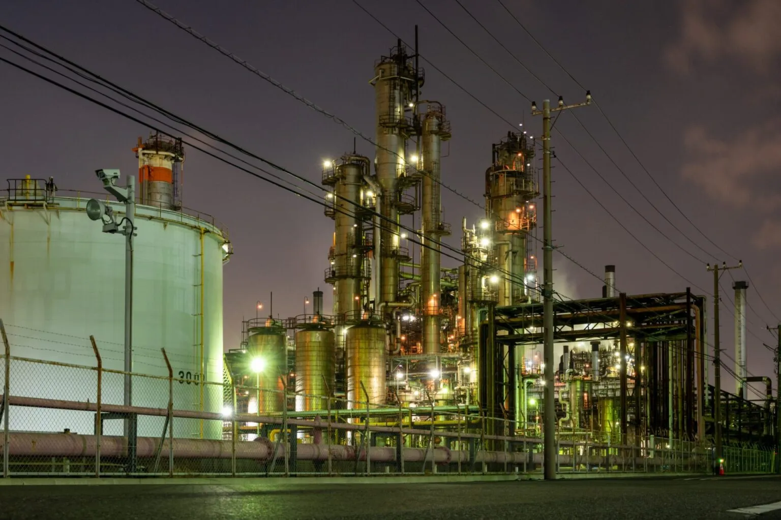 工場群のシルエット