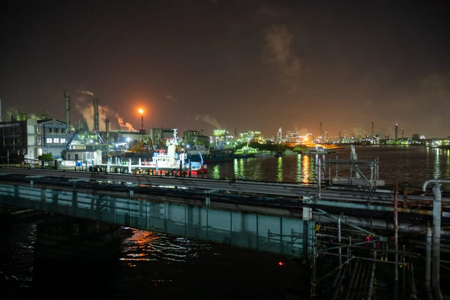 煙を上げる工場