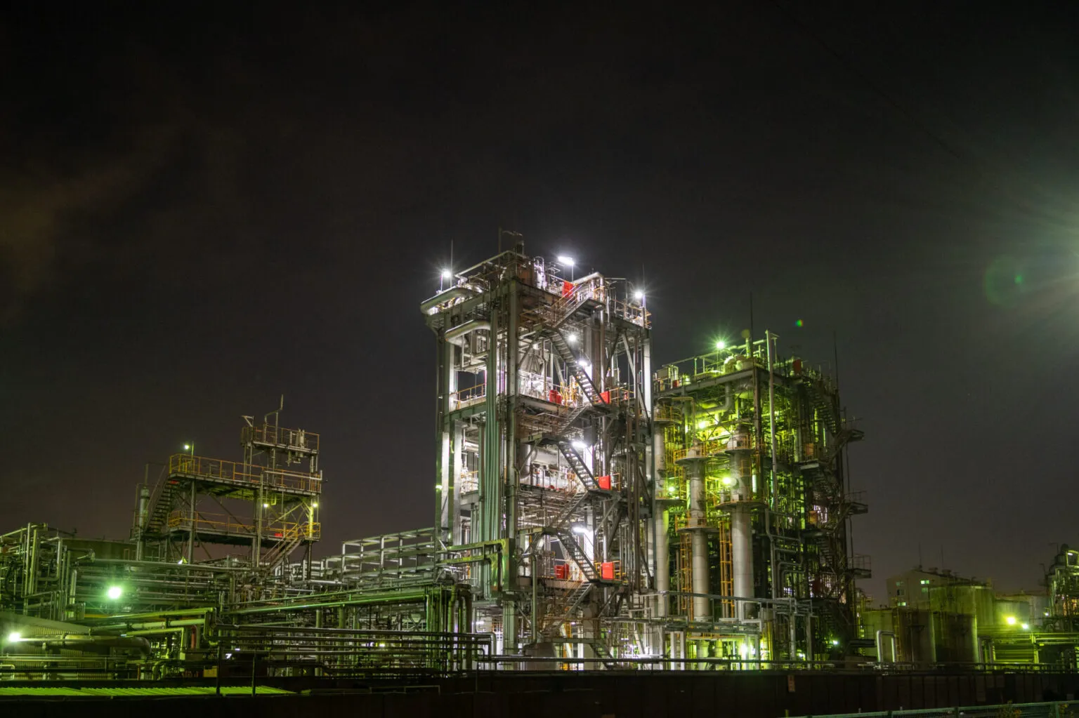 照明に浮かぶ工場設備