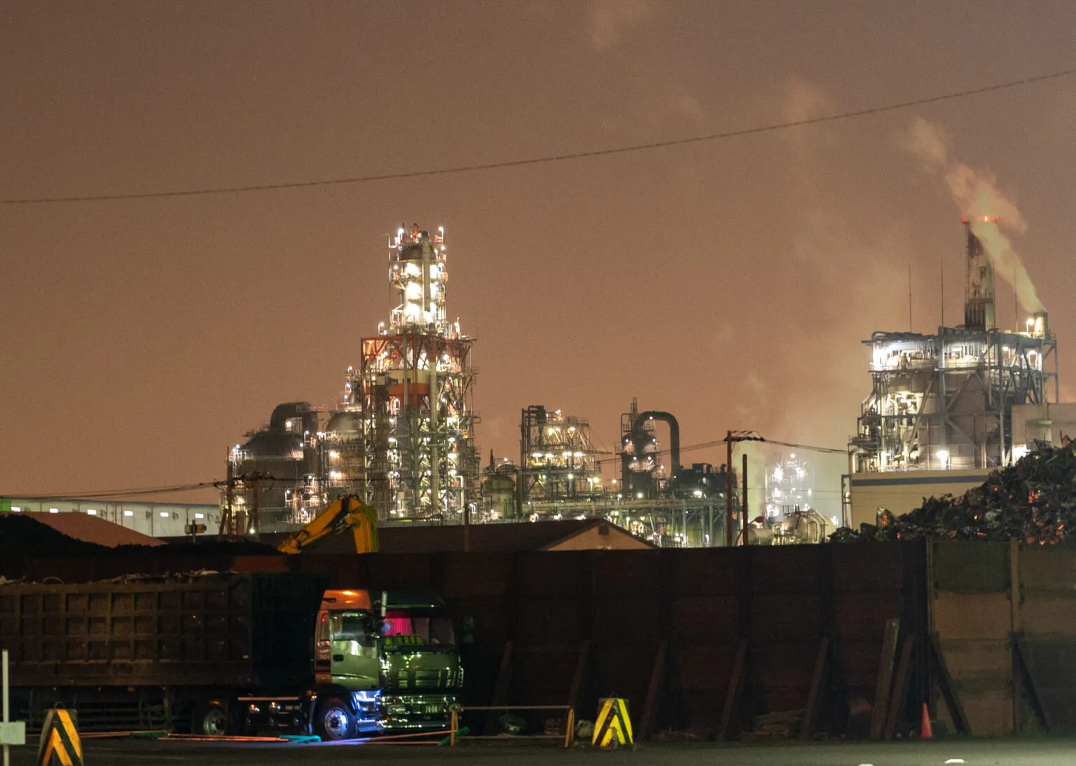 工場夜景のワイドショット