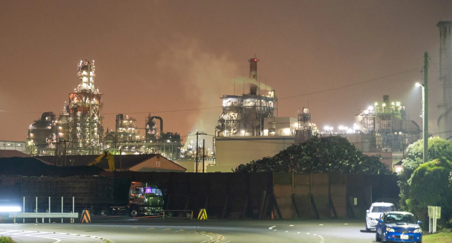 ライトアップされた配管群