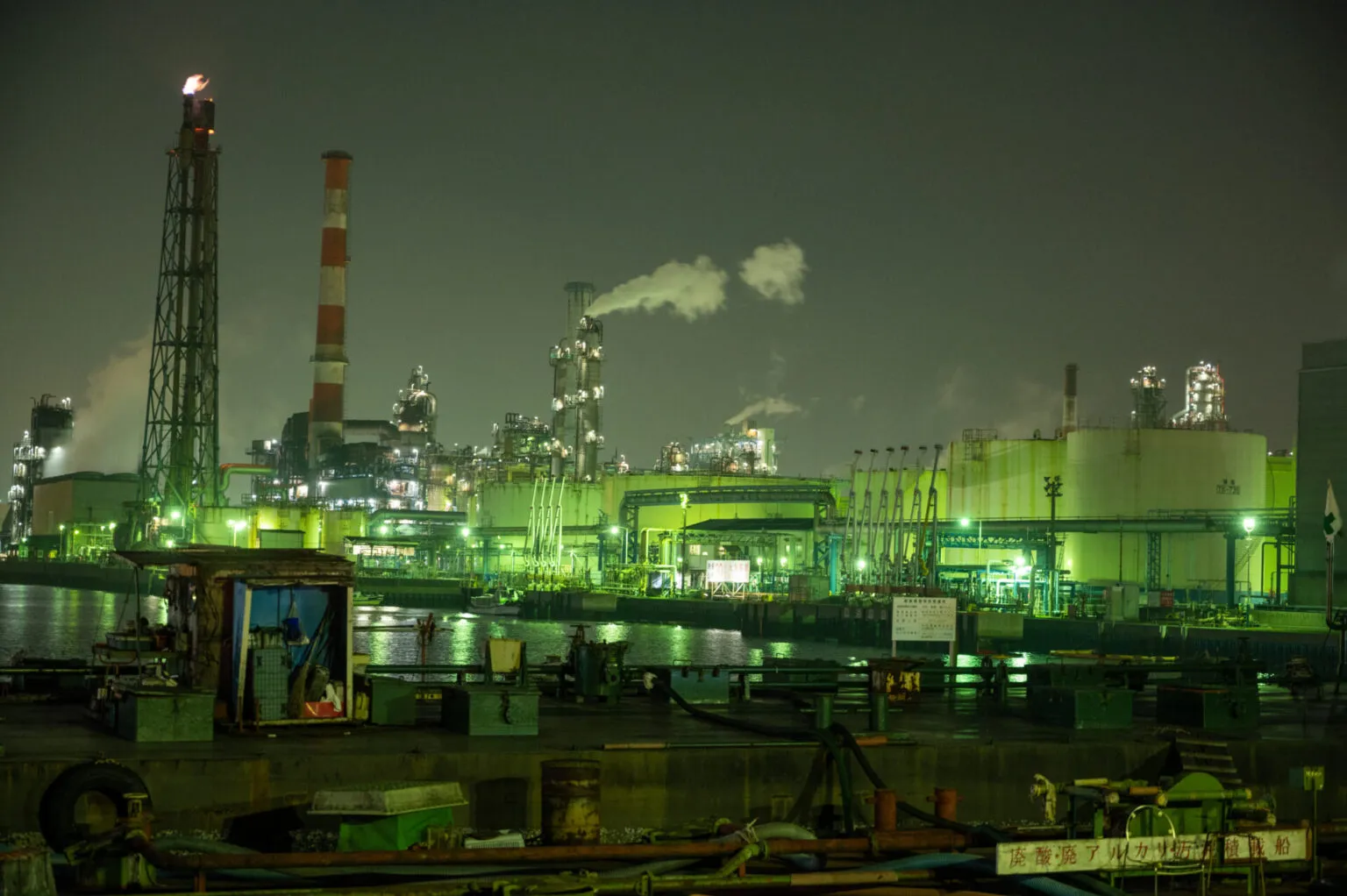 夜の工場プラント