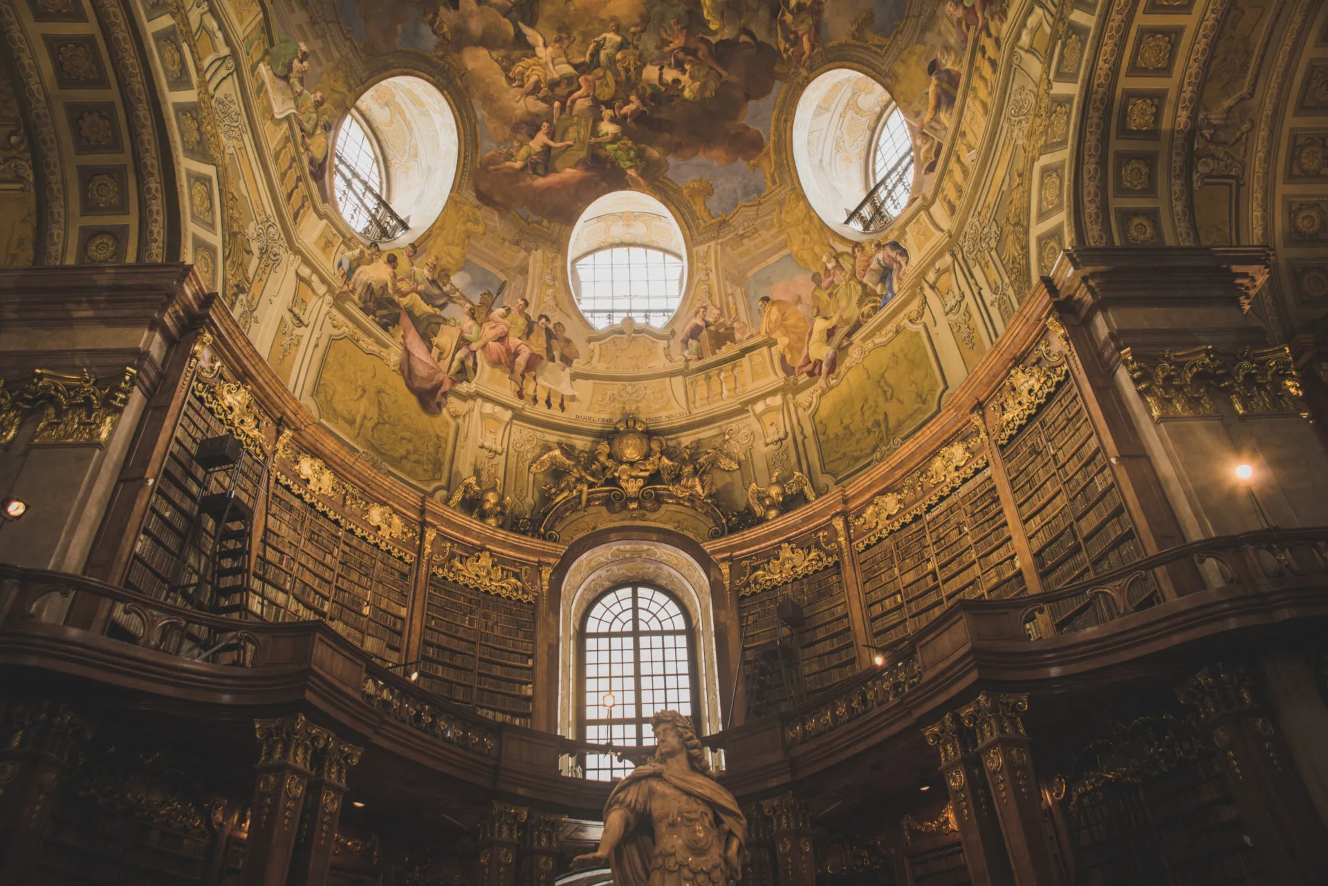 図書館の書架と天井