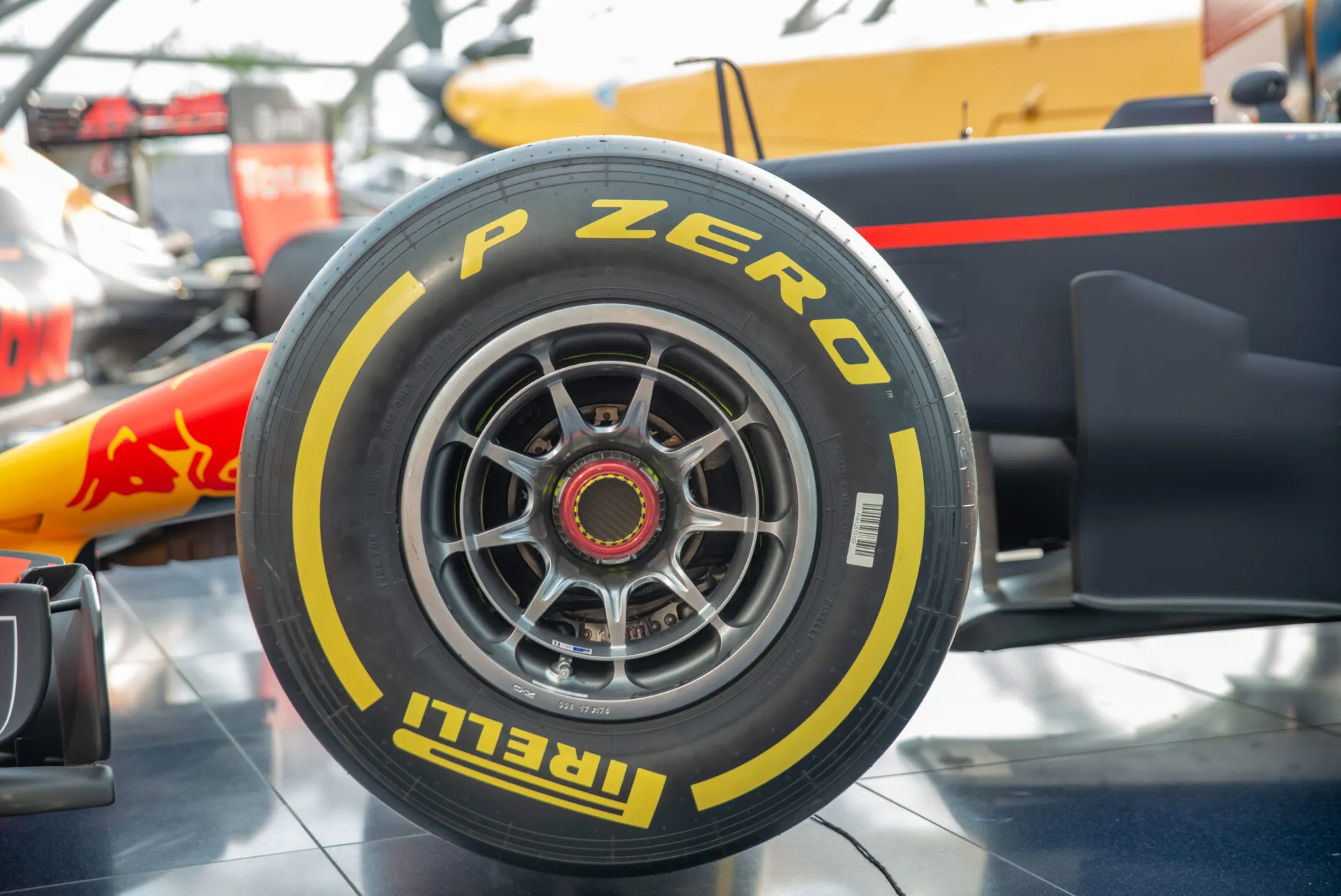 HANGAR-7内の航空機展示