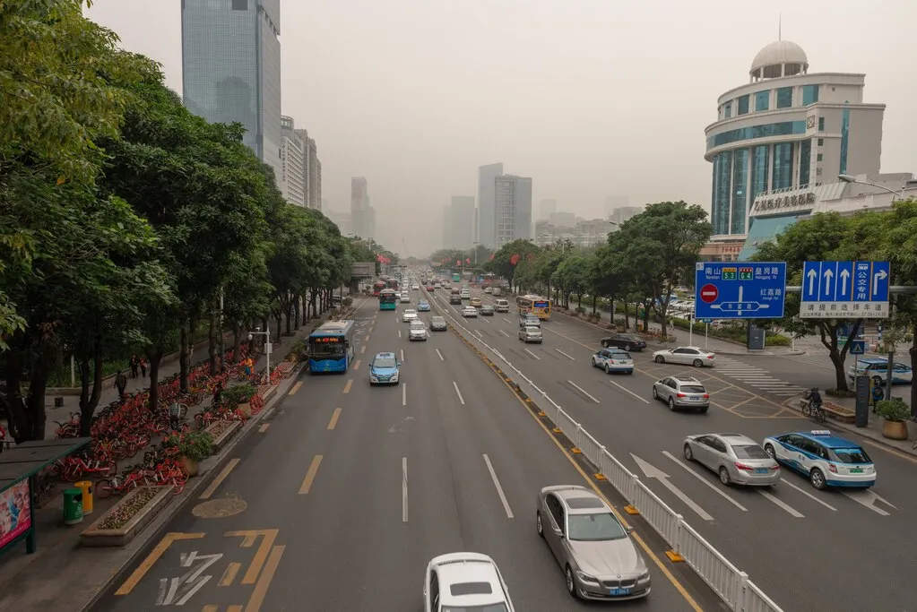 横断歩道のない深センの道路