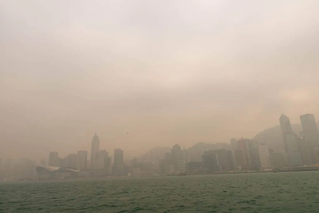曇った香港の空