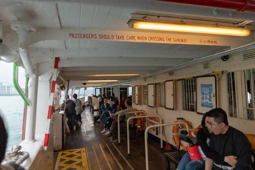 香港島へ向かう船