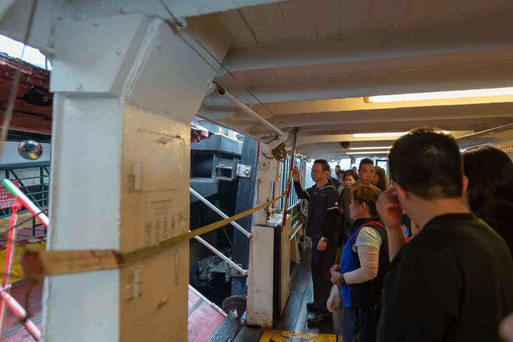 船から降りる様子