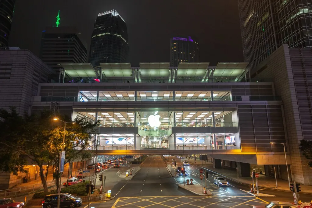 宙に浮くアップルストア