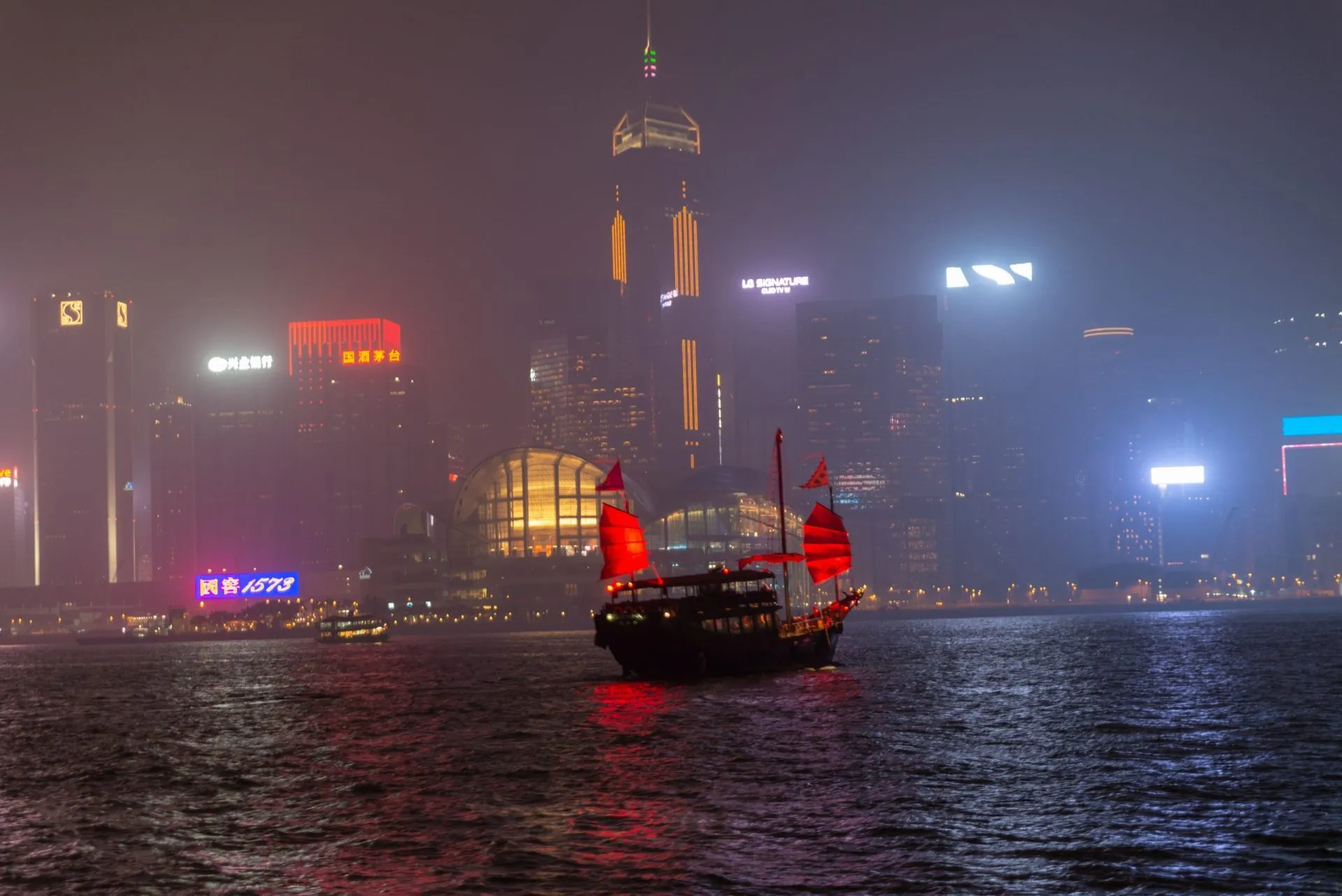 香港の港に停泊する船