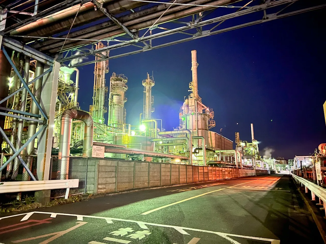 配管が交差する工場