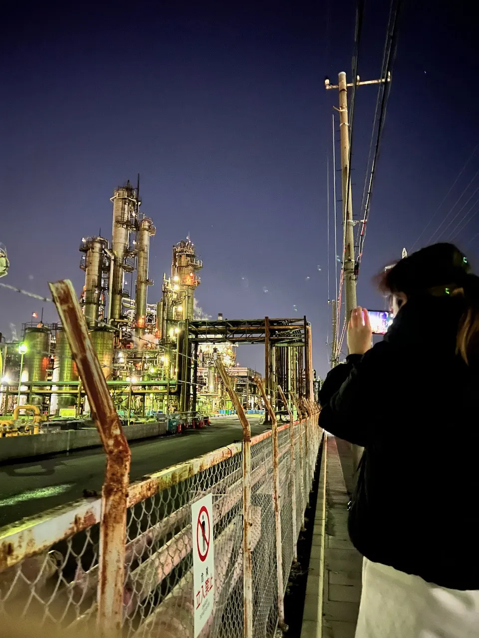 配管と照明のクローズアップ
