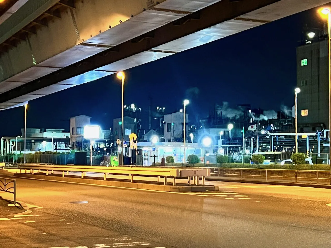 夜の工場と配管