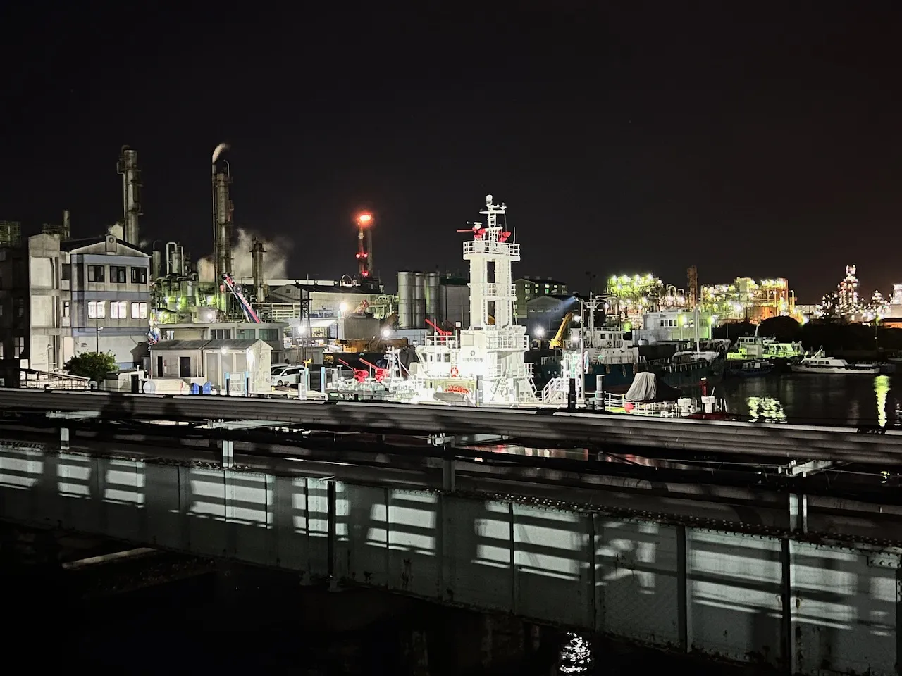 水面に映る工場の光