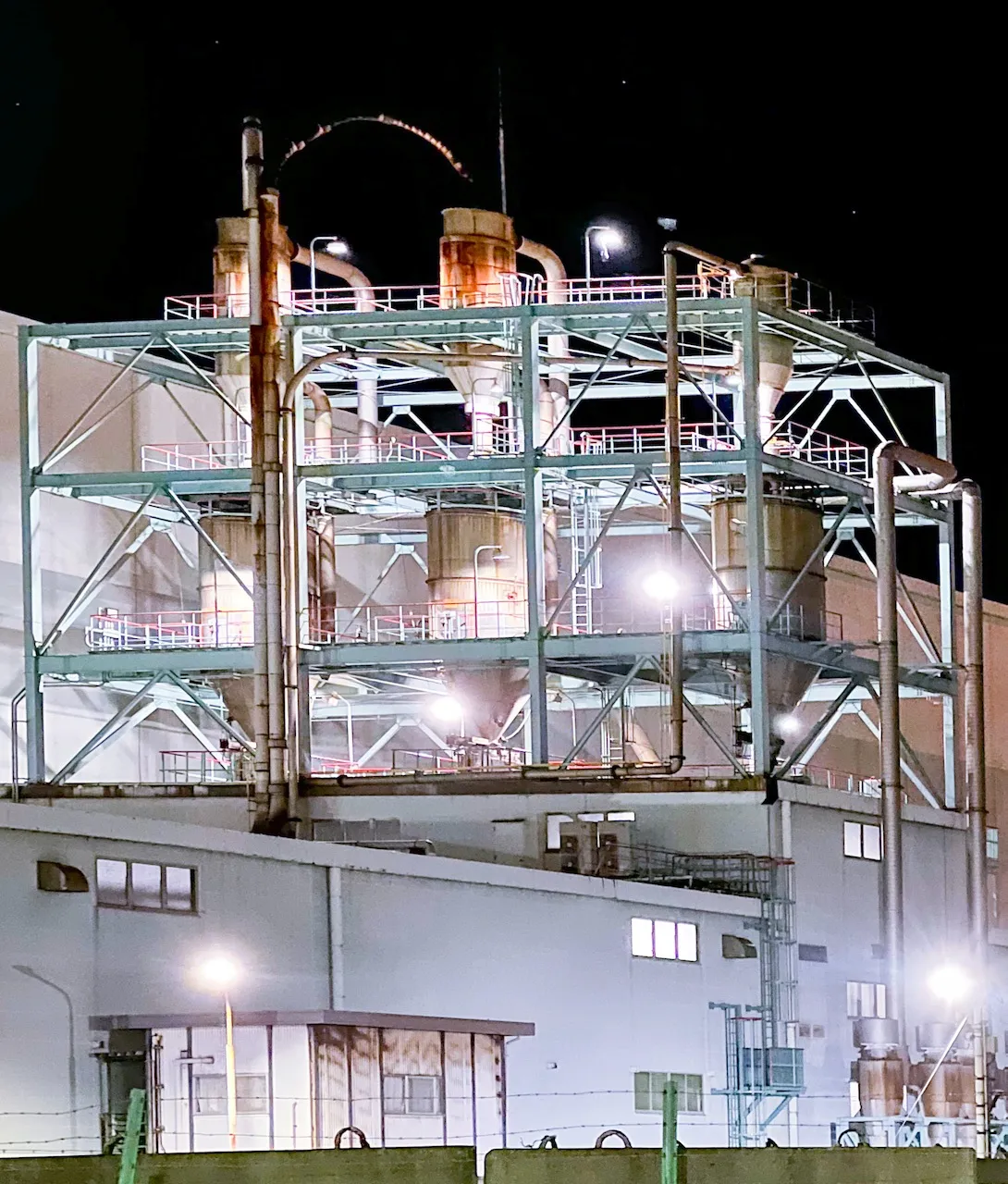 煙突と工場設備