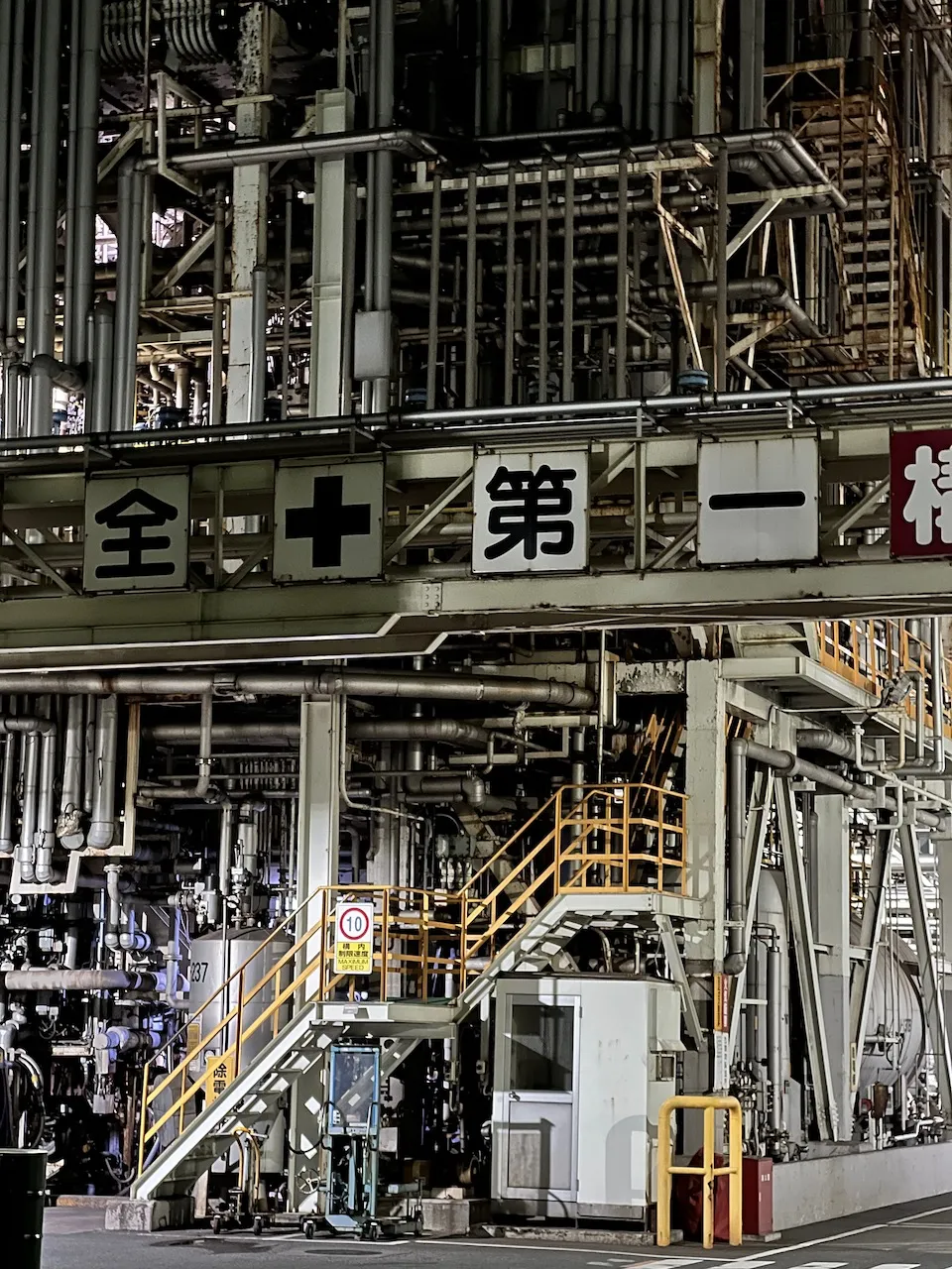 工場と配管の光