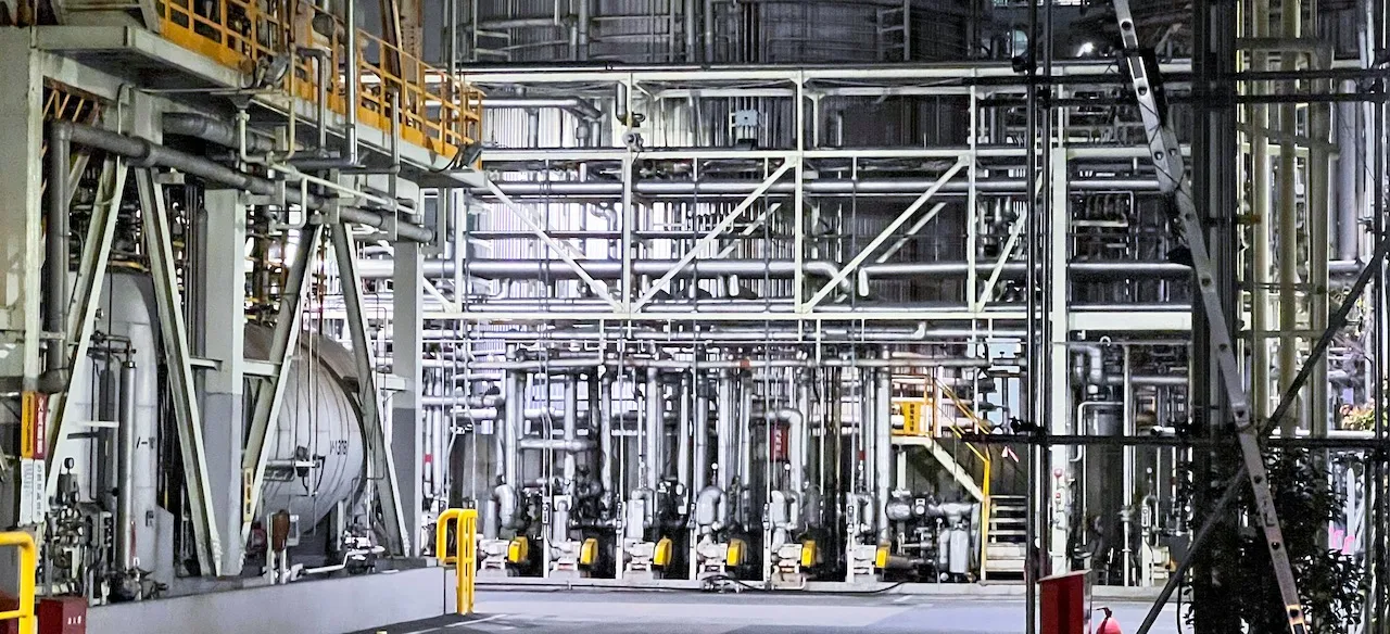 配管と煙突の夜景