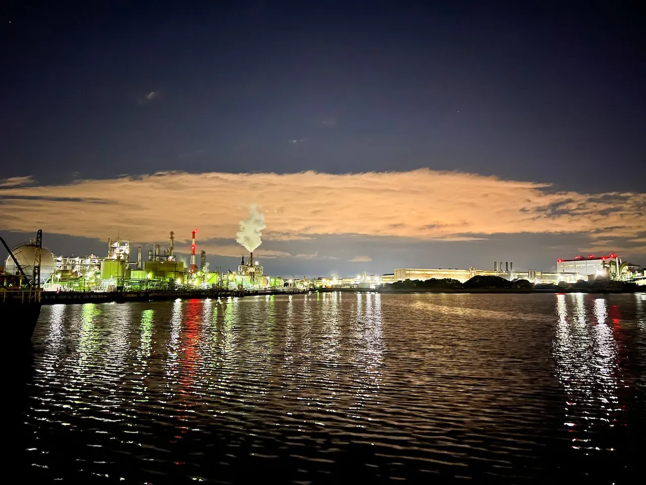 工場の照明と煙