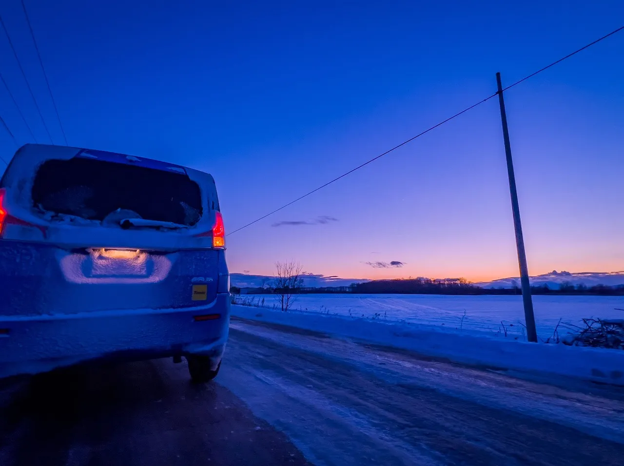 雪で覆われたナンバープレート