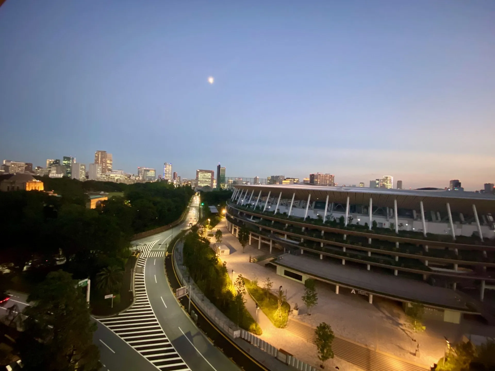 ホテルの部屋からの夕景