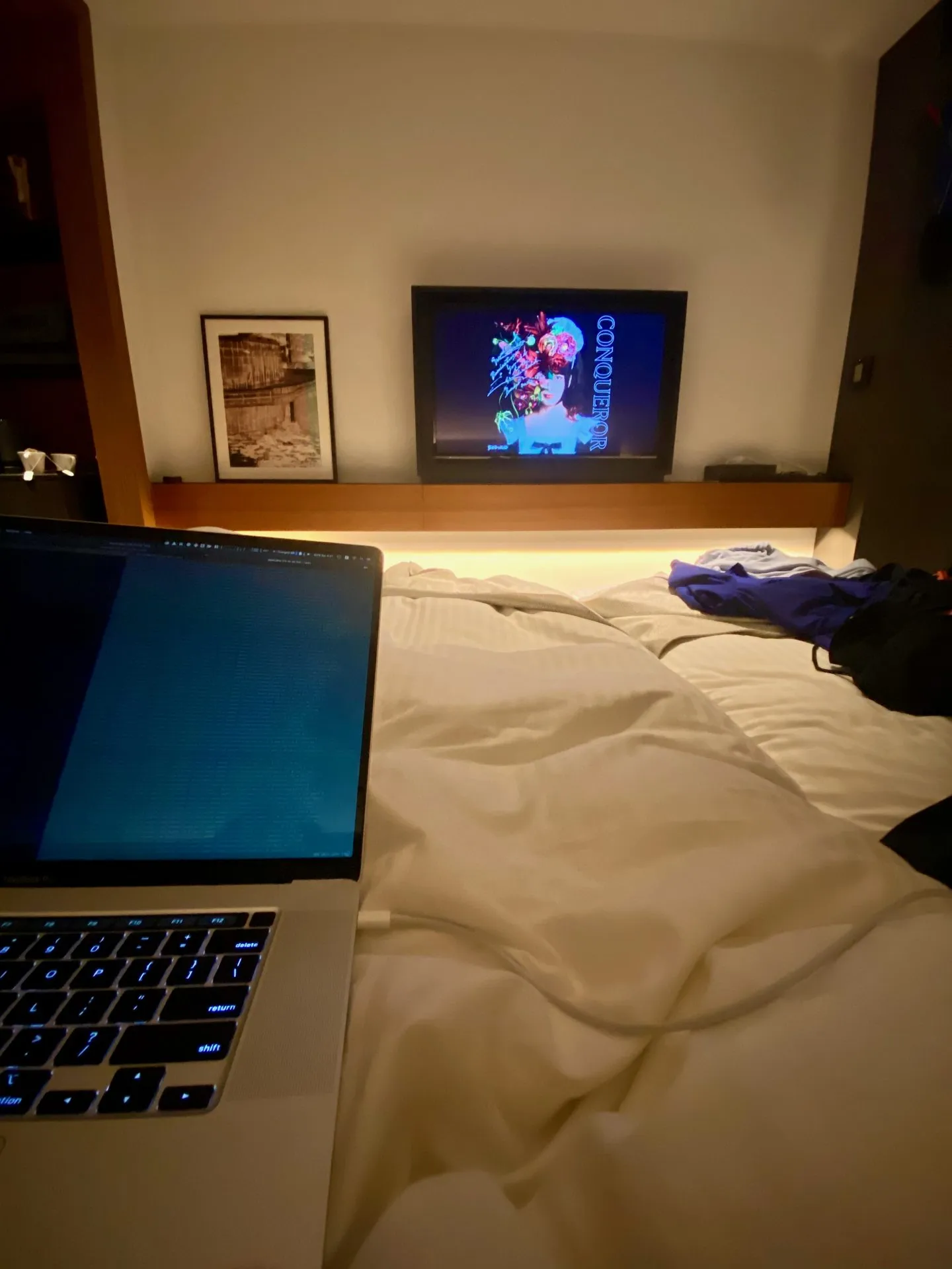 ベッドで仕事する様子