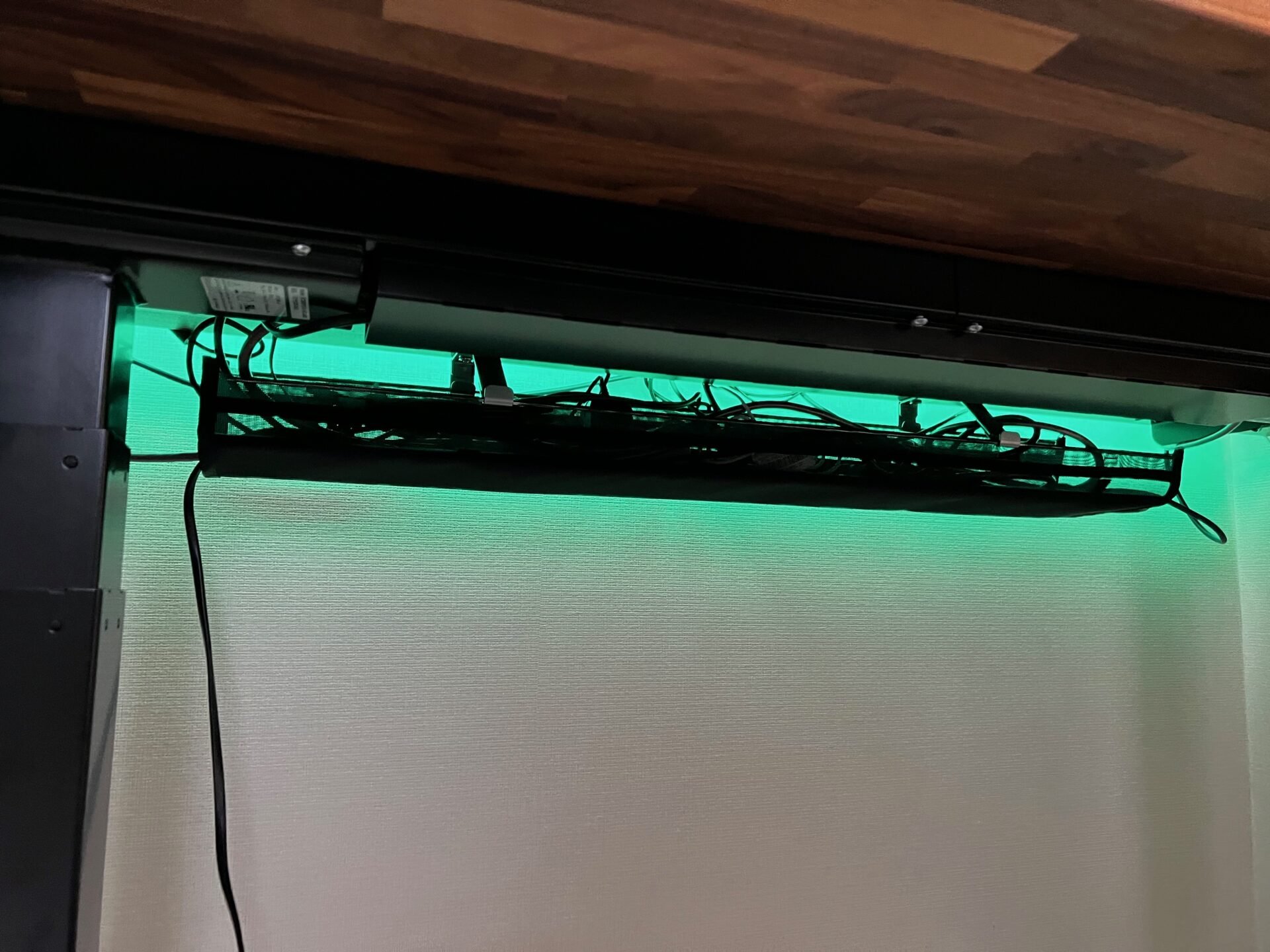 スタンディングデスクにサンワサプライのケーブルラックを設置