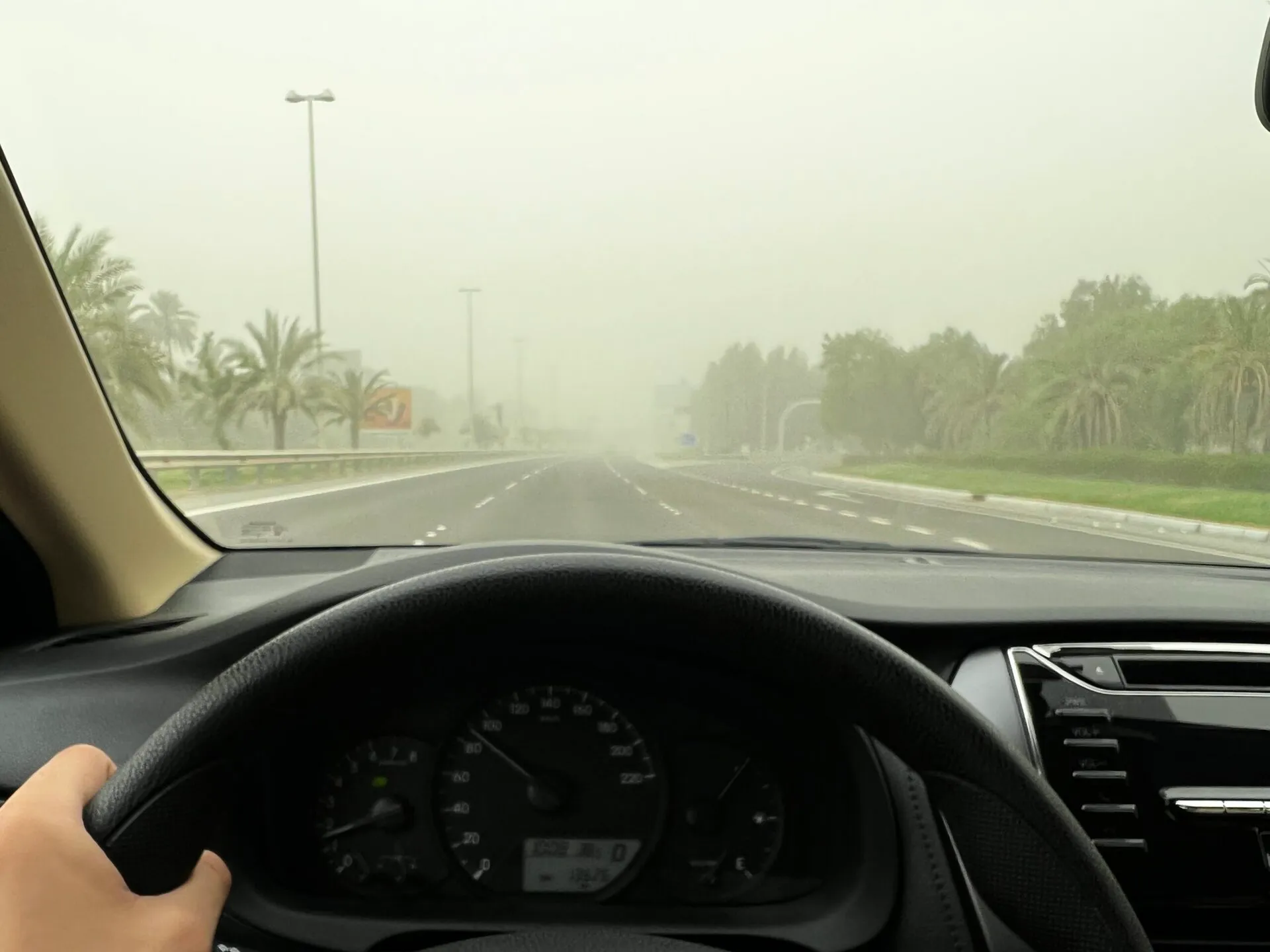 霞んだアブダビの広い道路