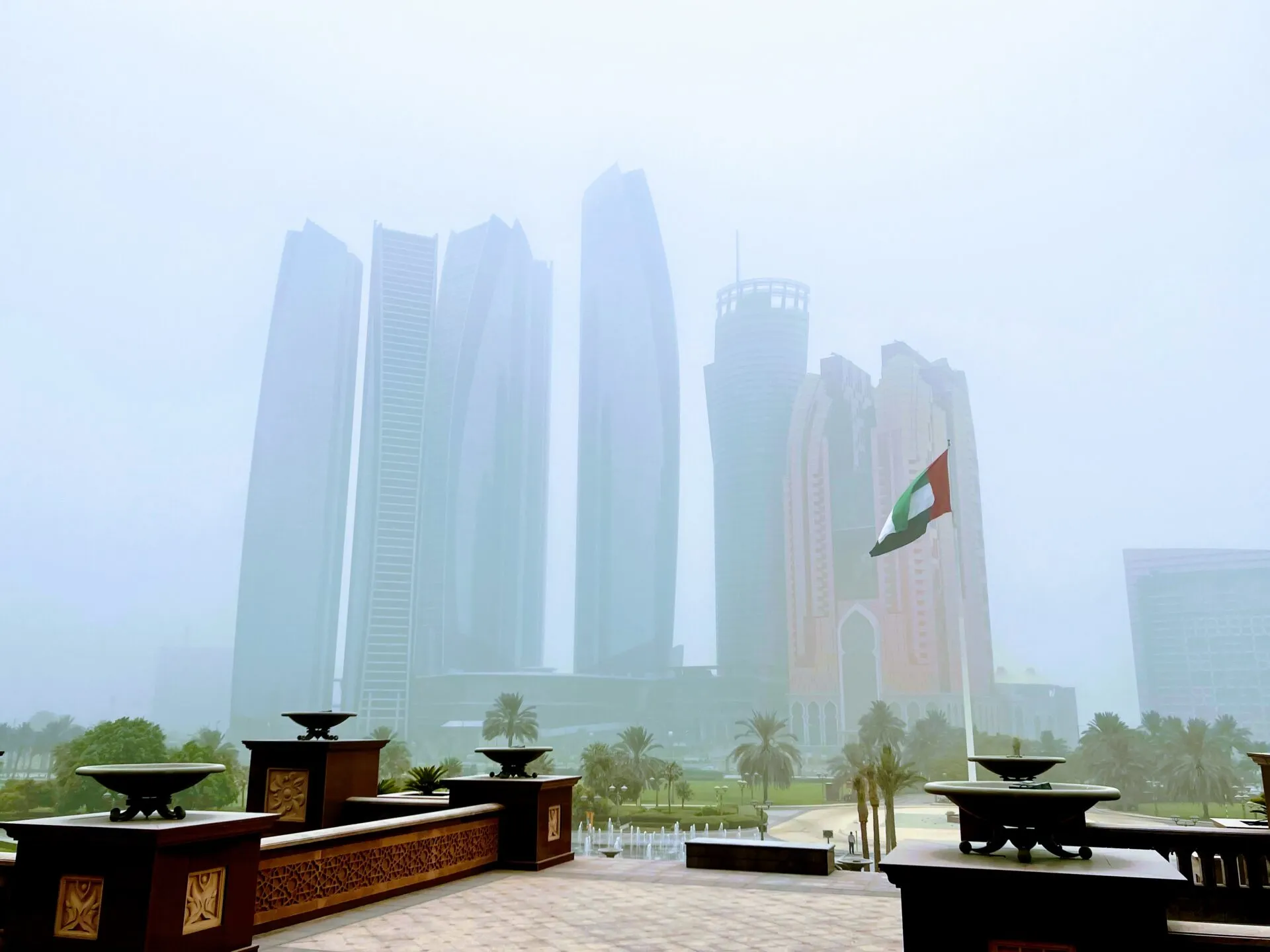 霞んだアブダビの景色