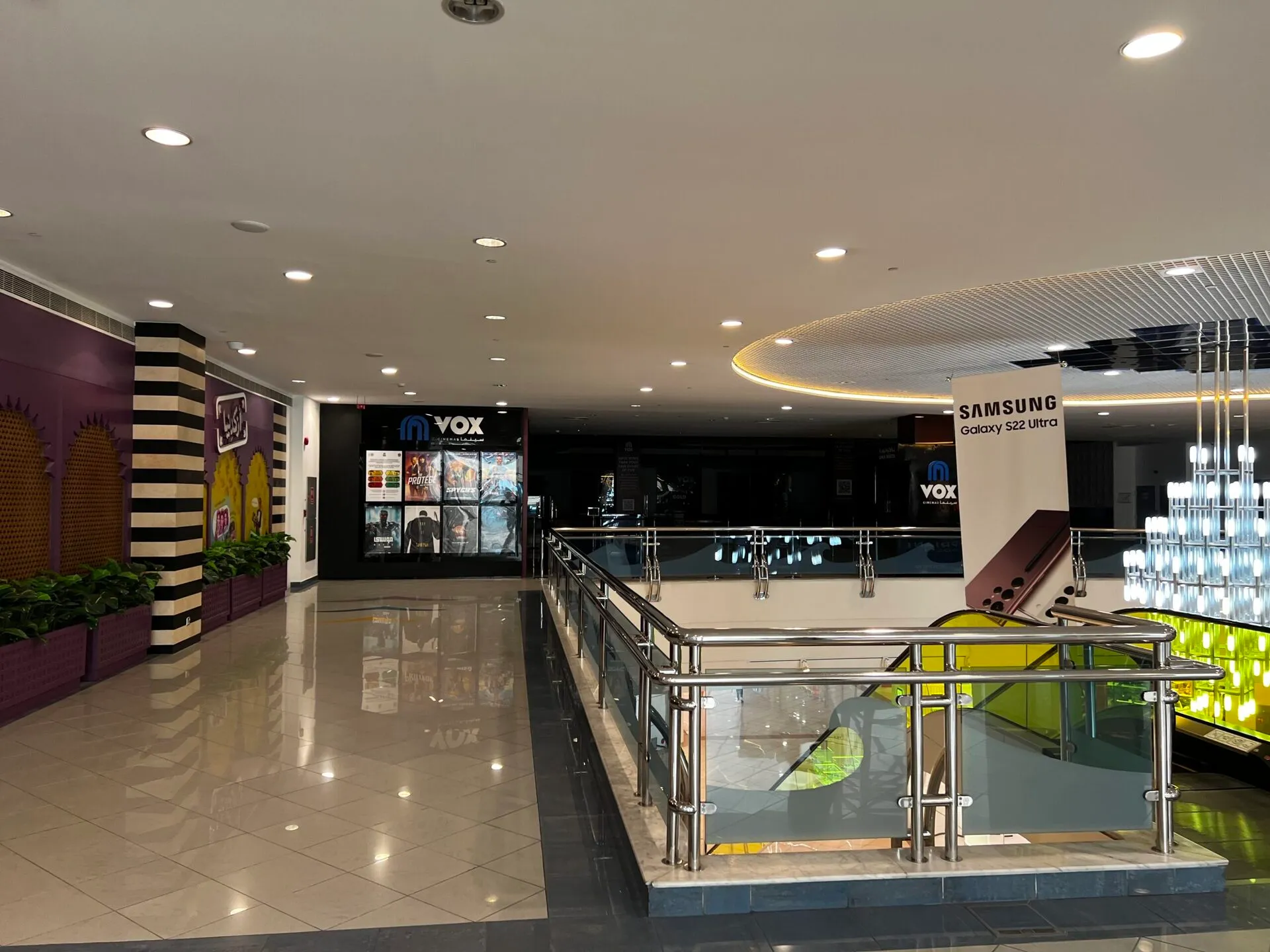 閑散としたショッピングモール内部