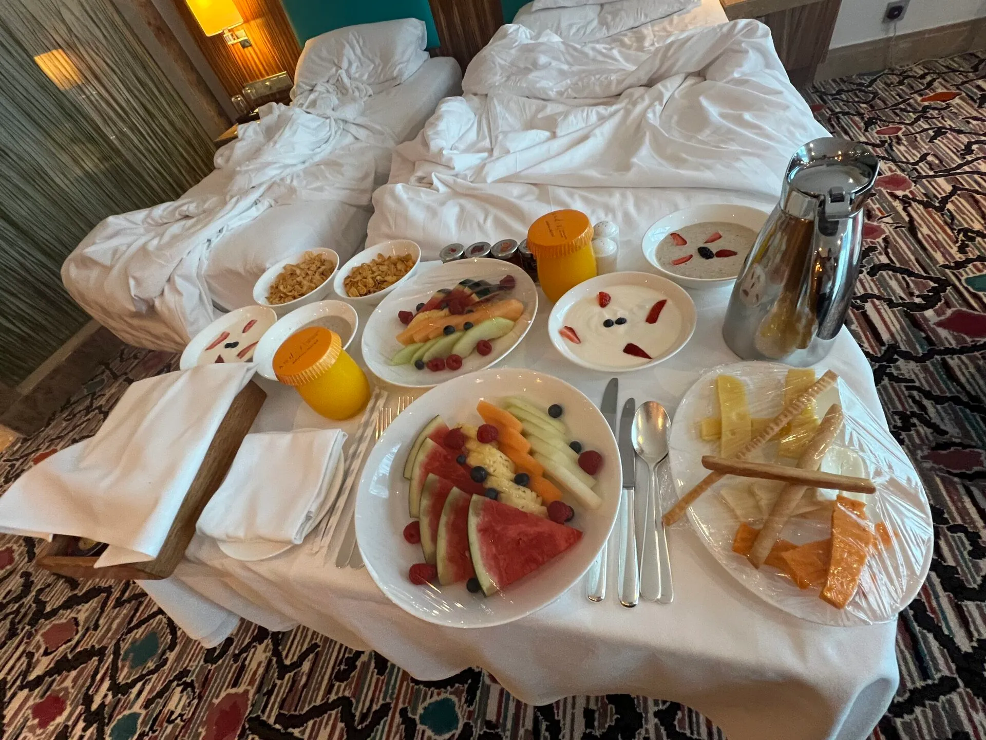 ルームサービスの豪華な朝食